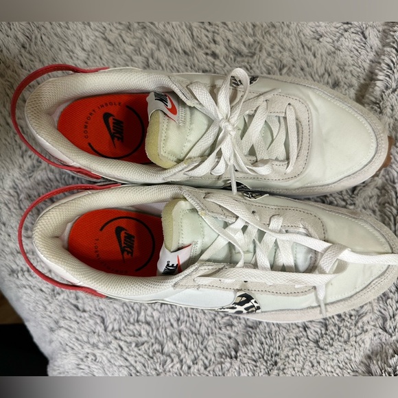 Women’s Nike Waffle Debut - Picture 4 of 5